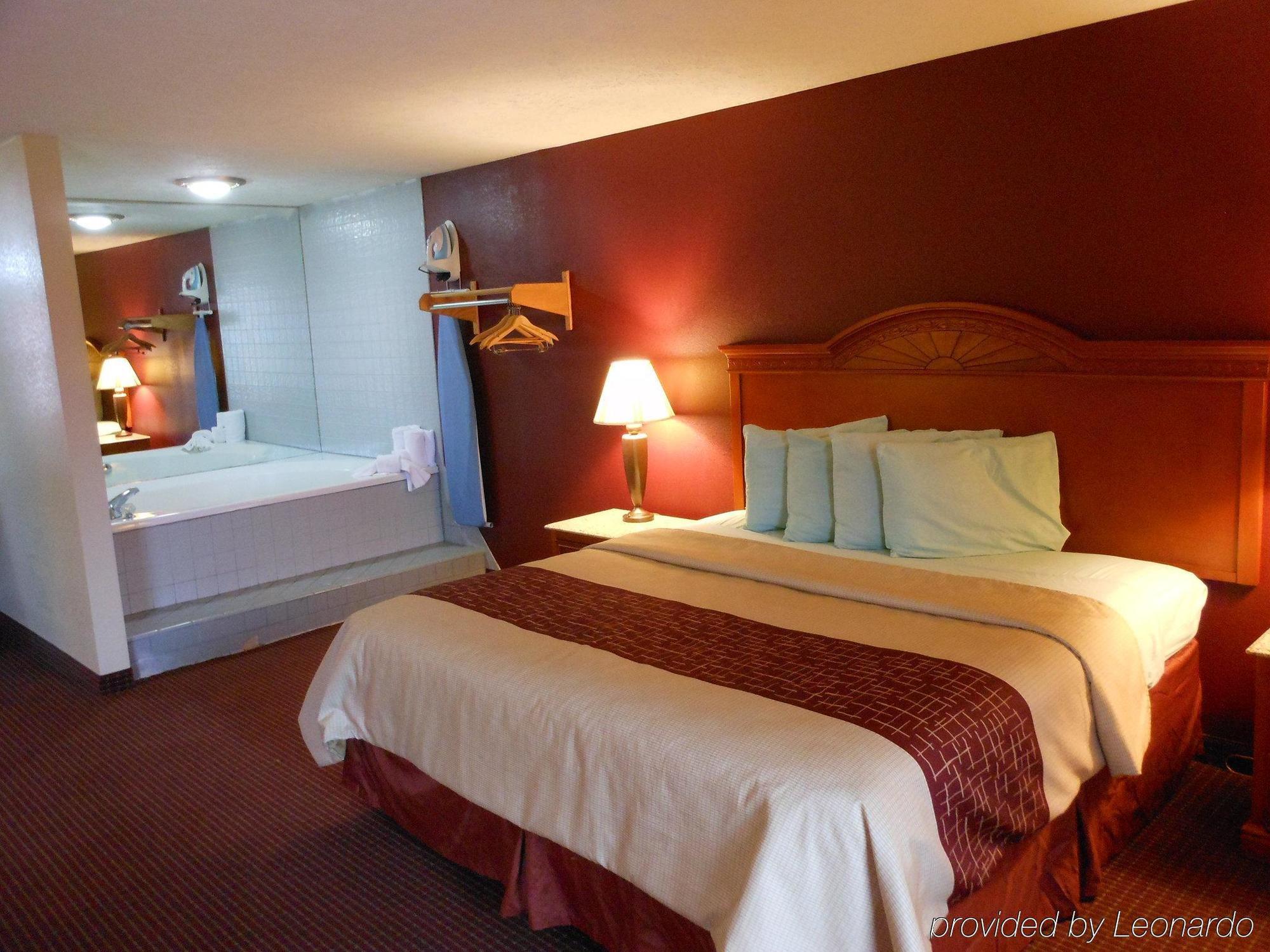 Red Roof Inn & Suites Pigeon Forge Parkway Екстер'єр фото