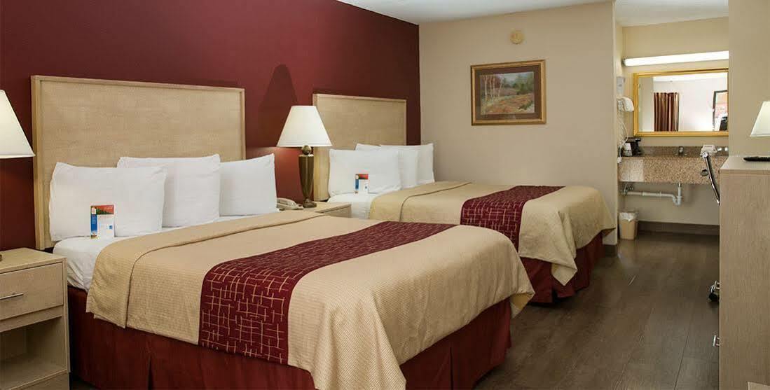 Red Roof Inn & Suites Pigeon Forge Parkway Екстер'єр фото